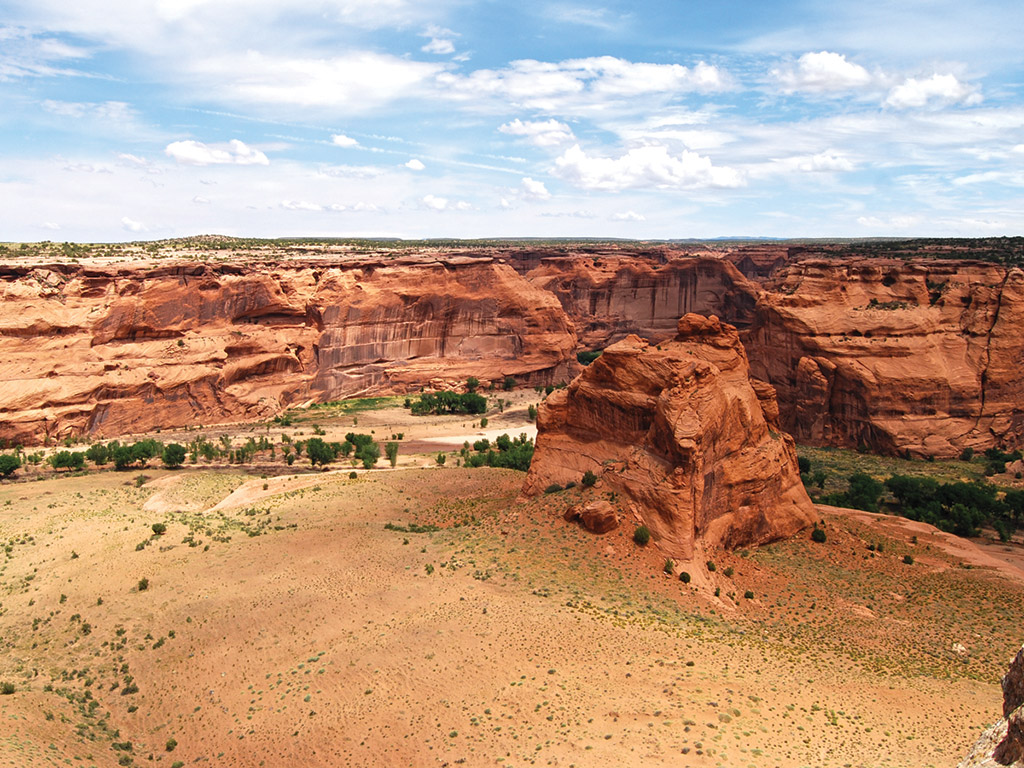 red rock landscape of canyon de chelley