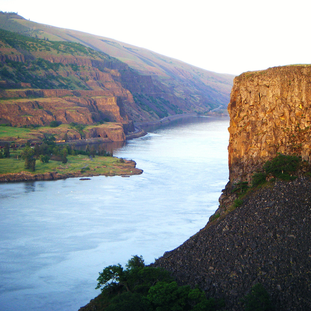 Vista of the Columbia River Gorge and its river.