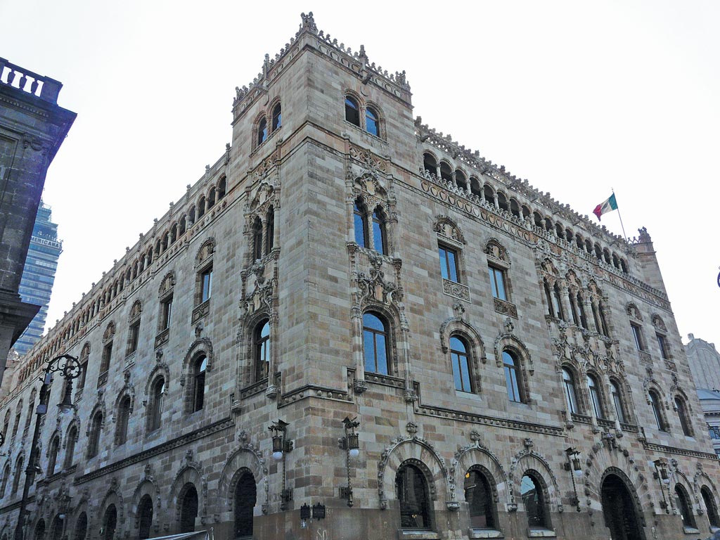 palacio postal as seen from the street