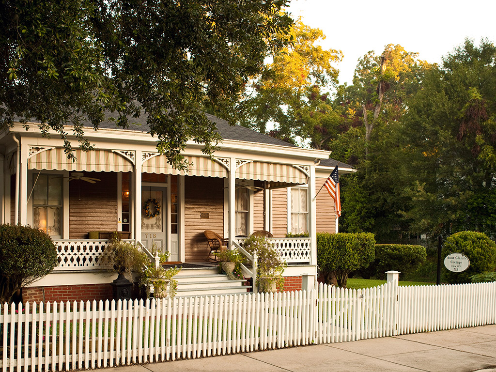 Victorian inn with a picket fence in Natchez Mississippi