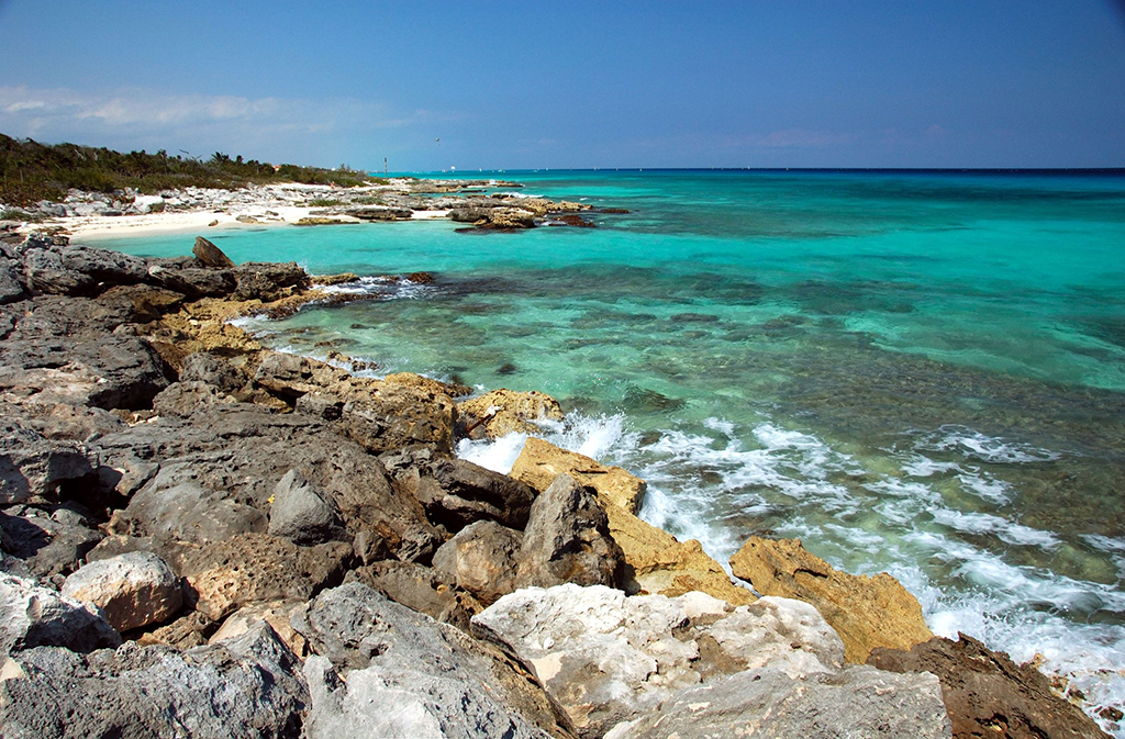 The coast of Isla Cozumel. Photo © Robert Flannagan/123rf.