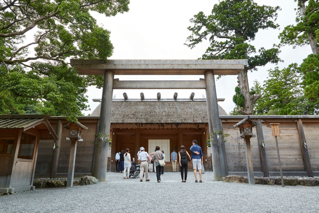 people walking through the front gate of Ise-Jingū
