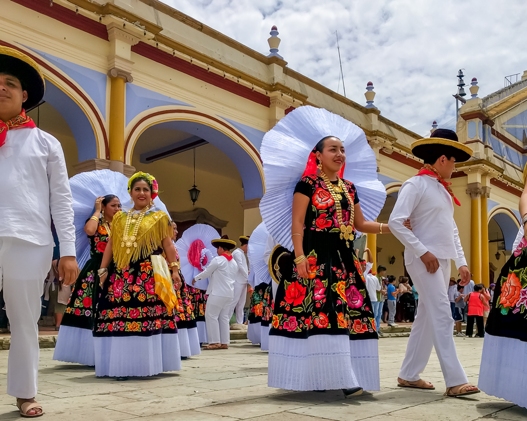 image of dancers at the ocotlan de los morelos wearing traditional clothing