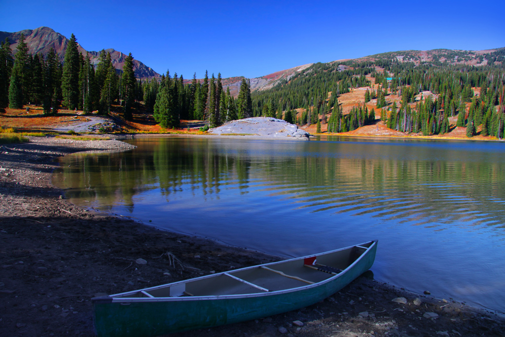Scenic landscape of lake irwin with a boat.