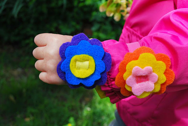 An easy summer craft project: no-sew felt flower bracelets