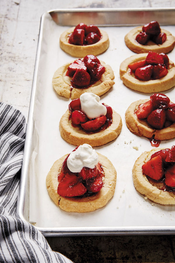 Strawberry Flats: Shortbread Rounds with Glazed Strawberries