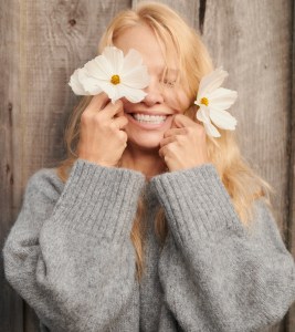 Pamela Anderson with daisies