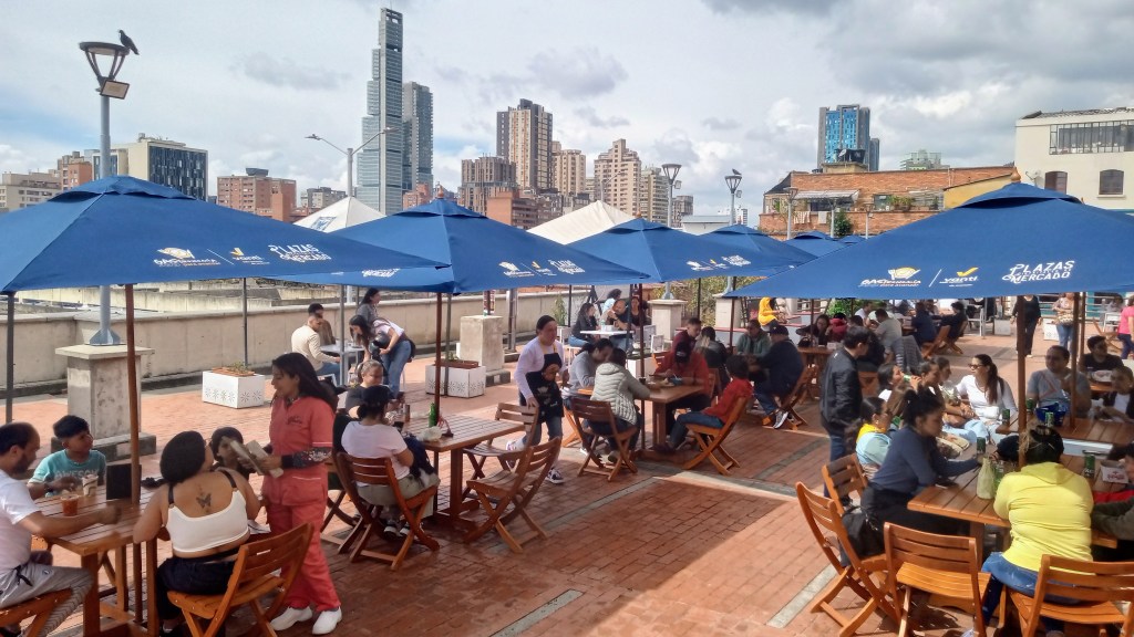 A busy lunchtime at Plaza de La Concordia
